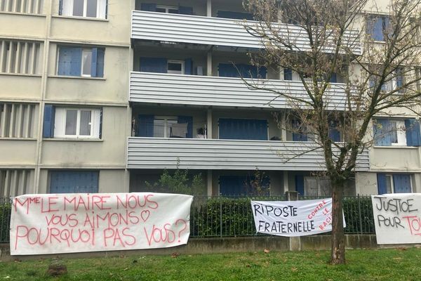 Une centaine de personnes ont déployé des banderoles dans le quartier de la Monnaie à Romans