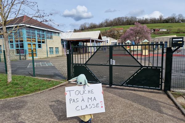 Un élève de l'école Charles-de-Gaulle à Givet brandit la pancarte "Touche pas à ma classe" en réponse à la carte scolaire dévoilée dans les Ardennes le 14 mars 2023.