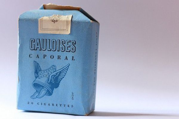 Paquet de Gauloises avec le casque à ailettes revu par le graphiste Marcel Jacno en 1936.