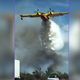 Le largage spectaculaire d'un canadair près de l'autoroute A9, à Sigean (Aude).