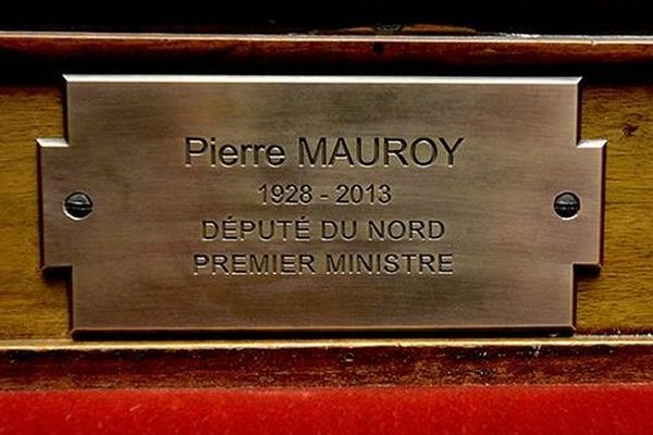 Ce matin Claude Bartolone a dévoilé, dans l'Hémicycle, une plaque en la mémoire de Pierre Mauroy. 