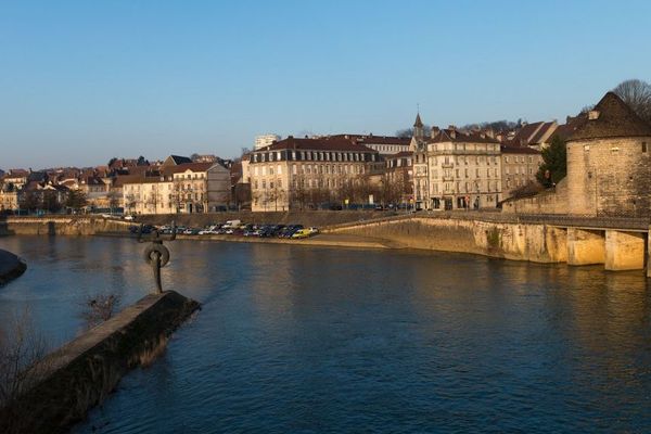 Les trois personnes ont été secourues dans le Doubs à Besançon.