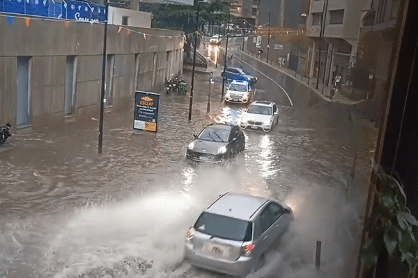 D'importantes averses de grêle et des inondations dans certaines rues touchent vendredi 2 août la principauté d'Andorre.