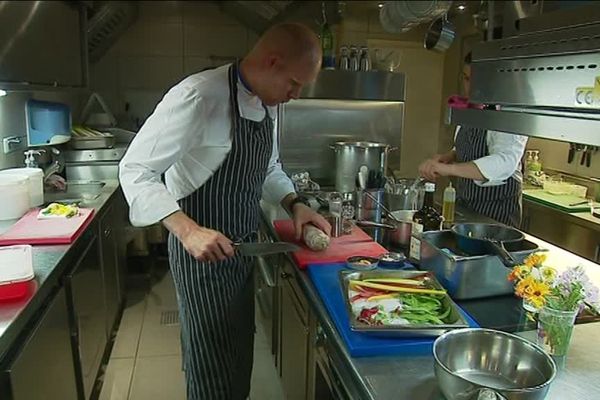 Le chef Pierre Caillet dans sa cuisine lors du tournage d'un reportage d'une équipe de France 3