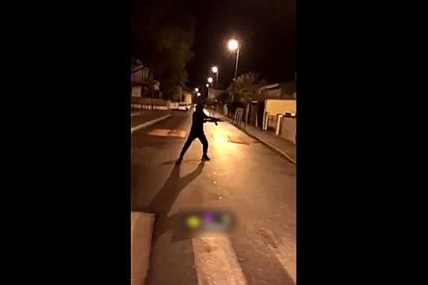 Perpignan - dans la nuit du 8 décembre 2024, un individu armé, cagoulé et ganté, s’est fait filmer en train de tirer à l’arme automatique sur une maison d’habitation.