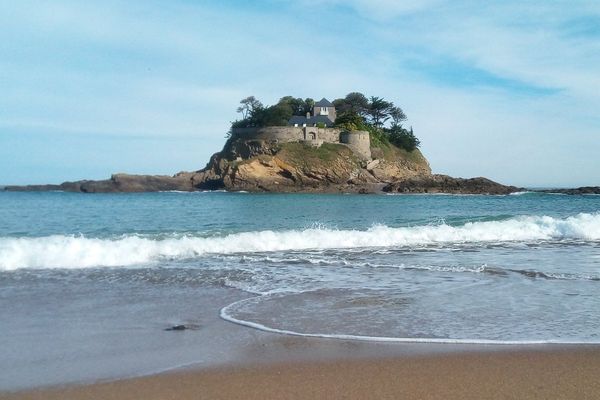 Dans l'anse de la plage Duguesclin