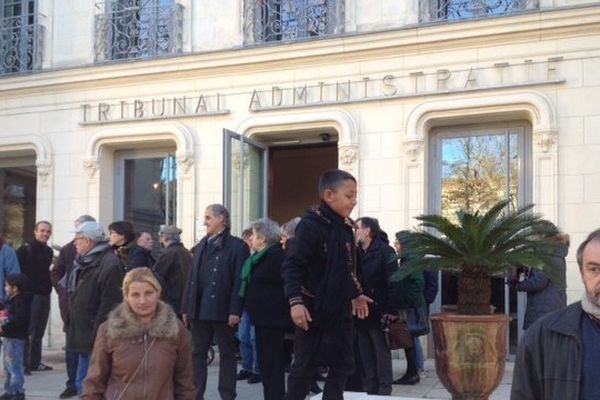 Devant le tribunal administratif de Nîmes : le collectif solidarité Roms 
Photo: Valérie Banabéra