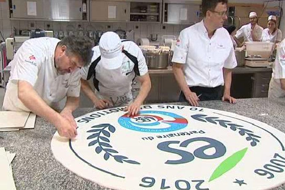 Le Plus Gros Gateau Au Chocolat Du Monde Pour Les Supporteurs Du Racing