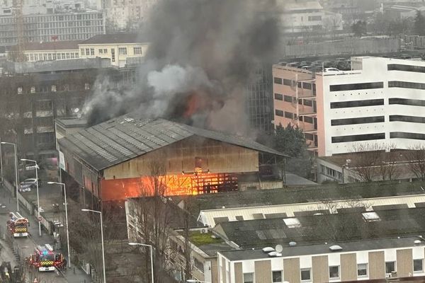 L'entrepôt appartenait à une entreprise de menuiserie.