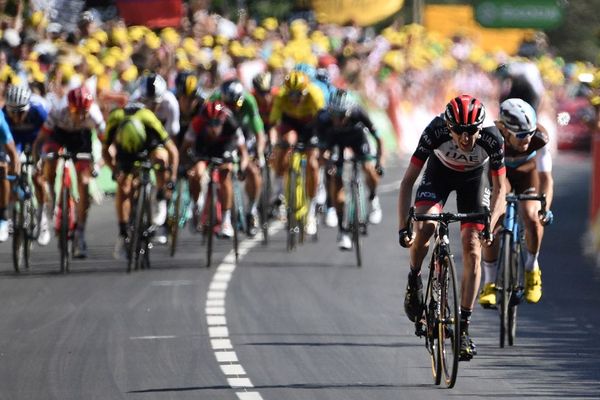 L'Irlandais Daniel Martin dans les derniers mètres, devant le Français Pierre Latour, en route pour remporter la 6e étape du Tour de France 2018, entre Brest et Mur-de-Bretagne Guerlédan, le 12 juillet.