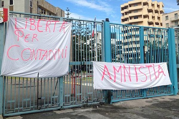 Des militants de la Ghjuventù Indipendentista occupent la préfecture de Bastia ce mercredi.