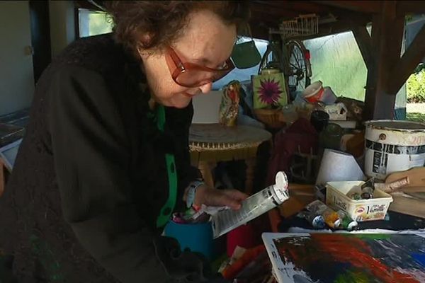 Jacqueline Denichou, chez elle, dans son atelier à Saint-Léonard-de-Noblat.