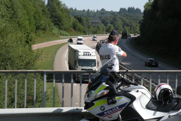 Les deux individus ont été interpellés alors qu'ils faisaient une course à respectivement 243 et 245 km/h.