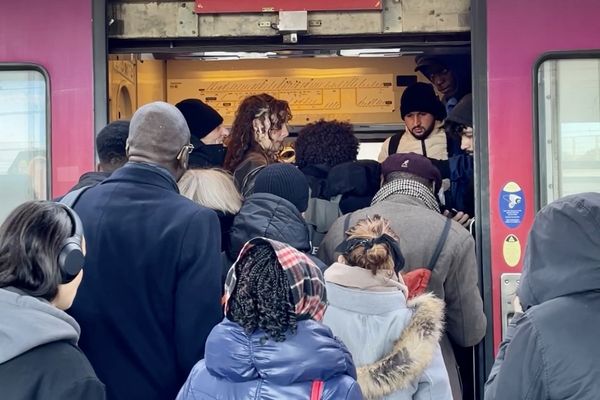 Un train bondé sur le RER C à la gare de Juvisy, ce jeudi 30 novembre.