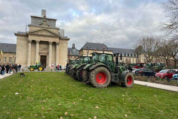 Des tracteurs sont arrivés devant la préfecture de Rouen.