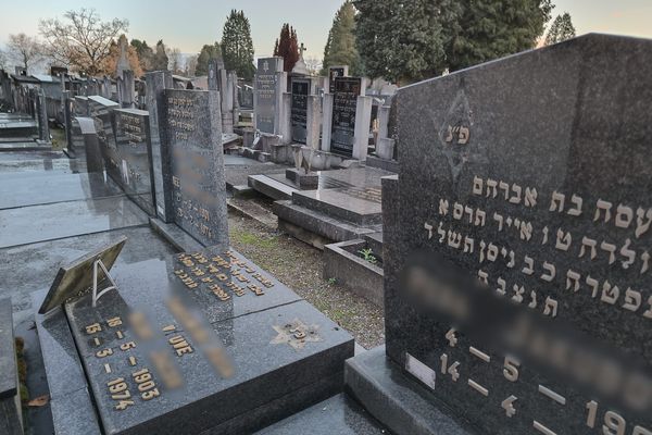 89 tombes ont été dégradées dans le carré juif du cimetière de Marcinelle, situé au sud de Charleroi en Belgique.