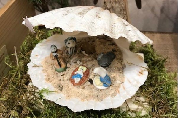 La créativité est sans limites : ici, une crèche dans une coquille Saint-Jacques.