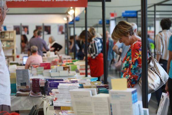 Le Festival du Livre de Mouans-Sartoux se réinvente pour l'édition 2020, pas de grandes allées de stand mais des lectures, conférences-débats en plein air.