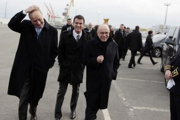 Manuel Valls et ses "deux ministres normands", Bernard Cazeneuve et Laurent Fabius, tout sourire près du pont de Normandie.