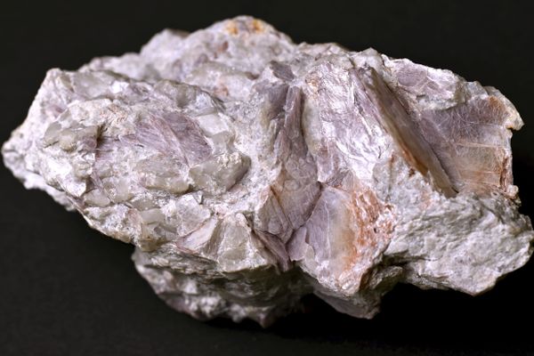 Granit de Beauvoir faciès pegmatitiques. Minéral lithinifère (qui porte le lithium) appelé Lépidolite