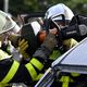 Des pompiers réalisent une opération de désincarcération de victime lorsque cette dernière se retrouve piégée dans son véhicule après un accident de la route .