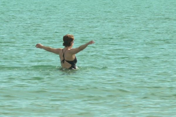 Dimanche, alors que le soleil brillait dans le ciel, certains ont opté pour un bain de mer.