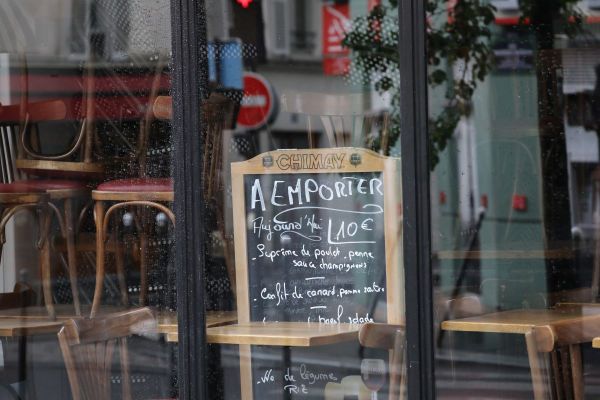 Nombreux sont les restaurateurs à avoir fermé leurs portes avec ce nouveau confinement. À Clermont-Ferrand, dans le Puy-de-Dôme, certains ont relancé leur dispositif de vente à emporter. Même si l'inquiétude et l'incompréhension demeurent face à ces nouvelles décisions