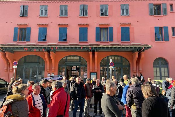 Plusieurs dizaines de personnes se sont rassemblées devant la gare de Breil-sur-Roya ce samedi.