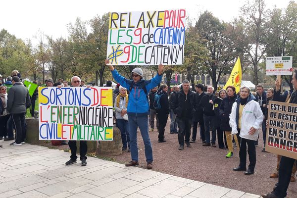 Des sympathisants étaient venu soutenir les militants devant la cour d'appel de Metz