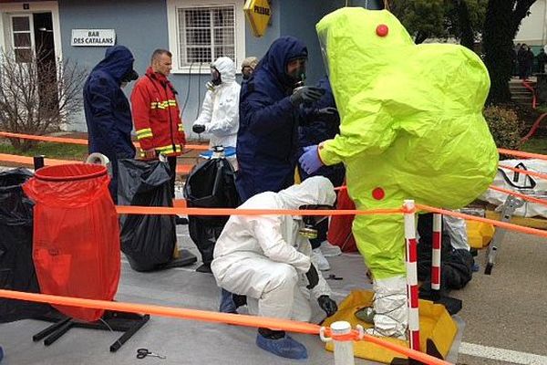 Nîmes - les personnels se préparent à la simulation d'attentat chimique - 17 mars 2016.