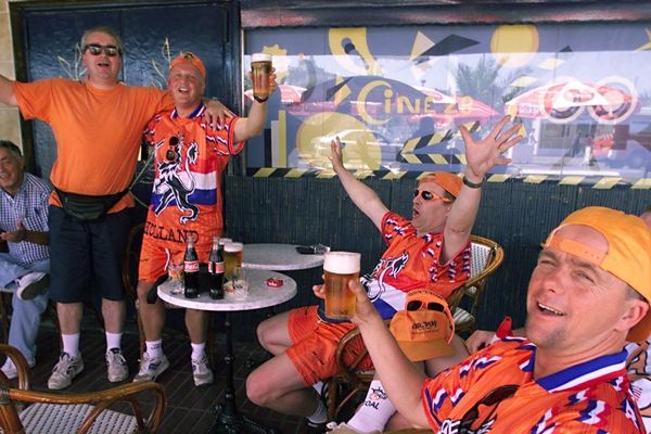 Des supporters hollandais dans un bar à Marseile