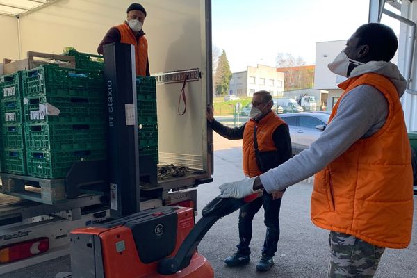 Equipés de masques, les bénévoles de la banque alimentaire réceptionnent de nombreux lots de denrées alimentaires dans leur entrepôt de Limoges