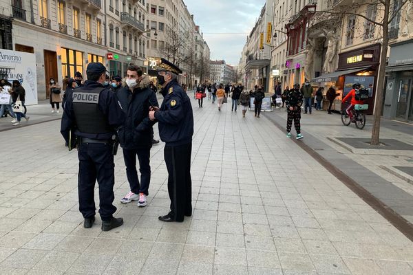 Lyon, rue de la République, le 27 février à 18h30, la fréquentation est encore significative. 