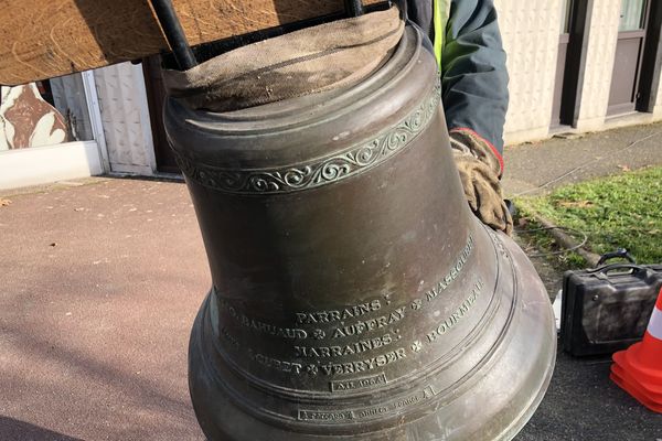 Depuis sa construction dans les années 1970, l'église Saint-Bernard n'a jamais eu de clocher, à partir du 26 janvier 2019, le son du carillon sonnera enfin dans le quartier des sablons.  