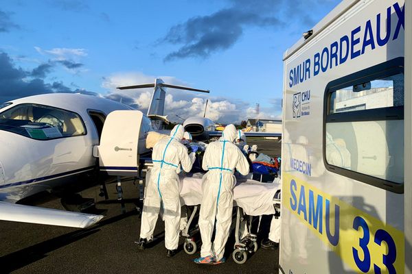 Des patients atteints par le coronavirus sont transférés de Saint-Etienne à Bordeaux, vendredi 23 octobre. 