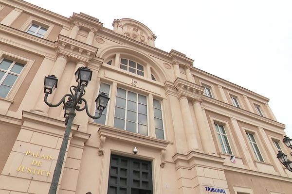 Palais de Justice de Béthune où Maxime Legrand dit avoir envoyé sa plainte (contre Philippe Kemel) par l'intermédiaire de son avocat, mercredi 22 juin.