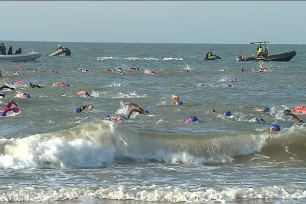 Quelques uns des 200 concurrents en plein effort dans l'eau...