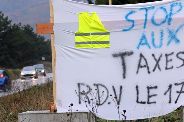 Une banderole artisanale du mouvement des gilets jaunes appelant à manifester le 17 novembre 2018 pour dire Stop aux taxes sur le carburant.