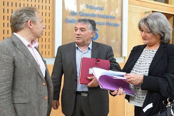 Montpellier - Robert Navarro, sénateur PS de l'Hérault et son épouse Dominique au palais de justice avec leur avocat Bernard Beral (à gauche) - 7 juin 2016.