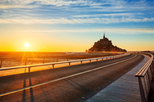 Soleil et nuages élevés en Normandie