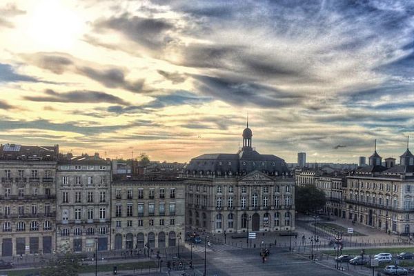 Vue des quais de Bordeaux (bourse maritime) depuis le pont supérieur du paquebot The World.