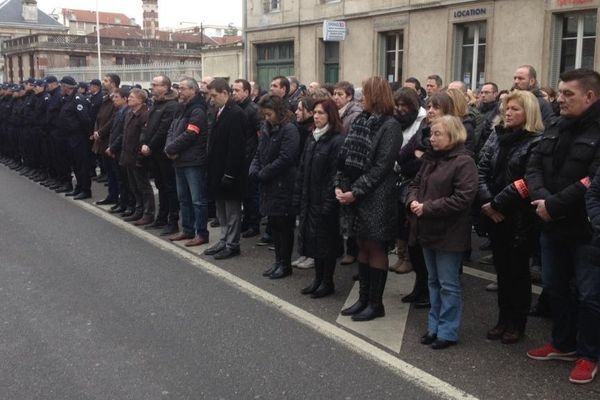 Minute de silence des policiers de Nancy pour les victimes de l'attentat terroriste contre Charlie Hebdo.