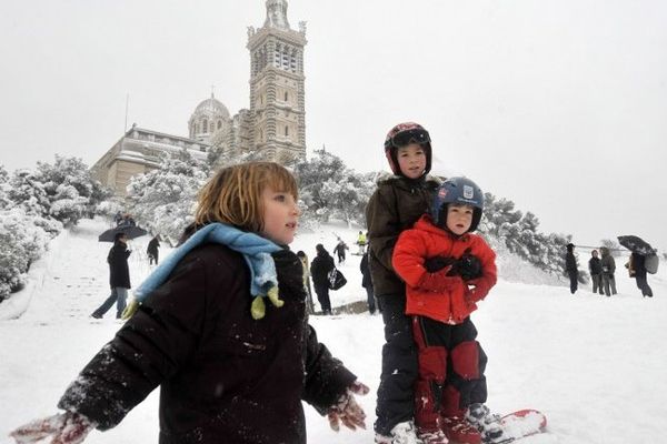 Pas de remontée mécanique mais des descentes à ski sur la colline de la Bonne Mère le 7 janvier 2009.