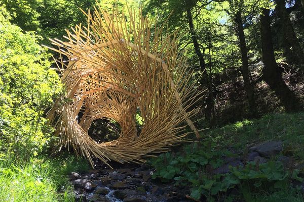 Le collectif Ma.Gy a installé le Trou de vert au pied du Sancy avant l'été 2019. Cette oeuvre éphémère a depuis été démontée pour laisser la place à la nature.