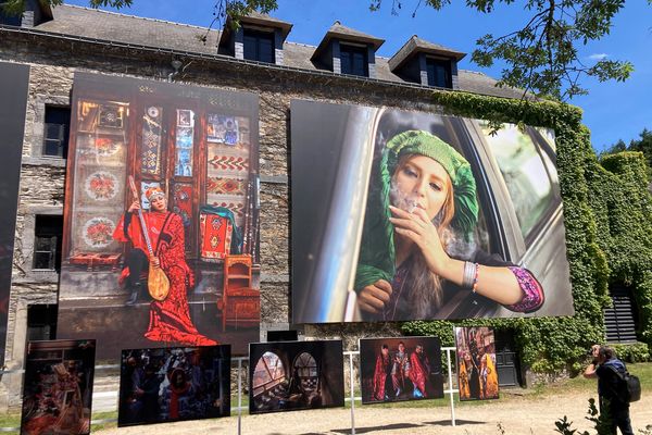 Les clichés de Fatimah Hossaini affichés sur les murs de la Gacilly (Morbihan) ont été pris seulement 4 mois avant la chute de Kaboul aux mains des talibans.