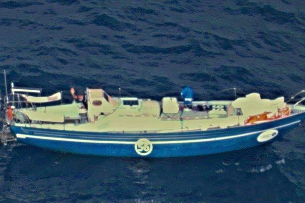 Photo prise d'un avion de la Marine Australienne, au moment de porter secours au skipper Loïc Lepage 