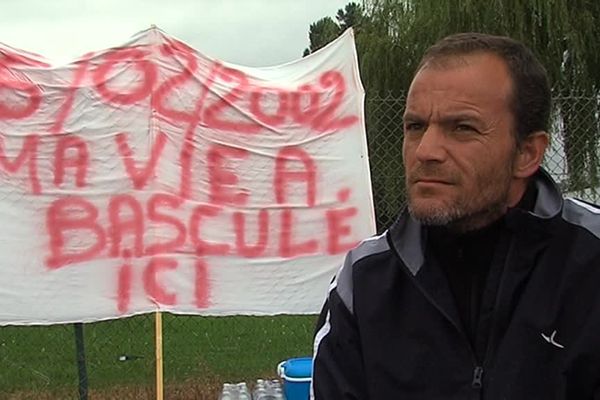 Gilles Houde est en grève de la faim devant le site PSA des Ayvelles.