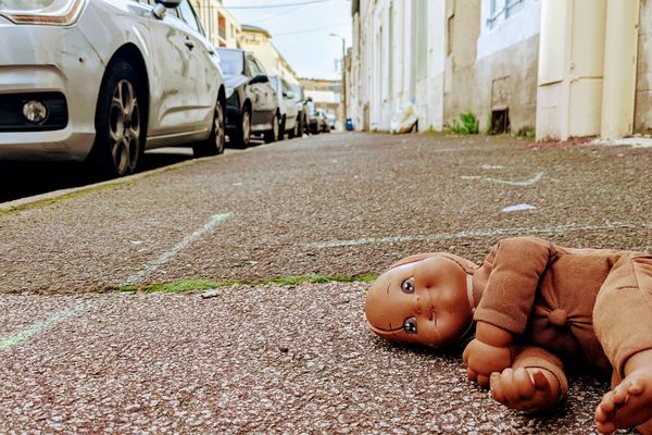 Appel à témoin pour retrouver les victimes d'un vaste réseau de familles d'accueil accusé de graves maltraitances.