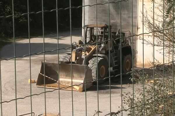 L'un des engins de chantier incendiés