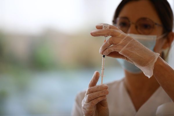 Vaccins: le gouvernement promet d'accélérer la cadence, mais dans les Alpes-Maritimes les doses pour les EHPAD n'arriveront que le 25 janvier.